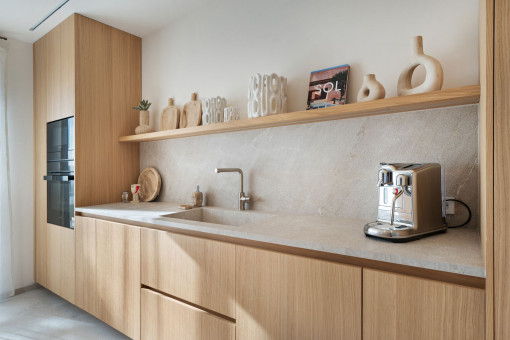 Amplia cocina moderna y luminosa