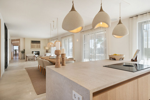 Salón y comedor integrados con mucha luz natural
