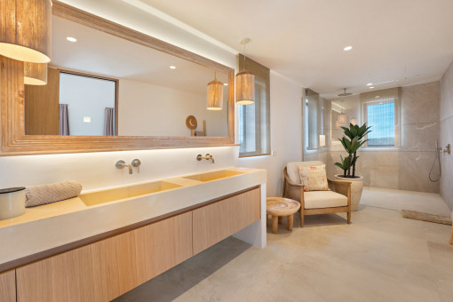 Elegante baño en suite principal