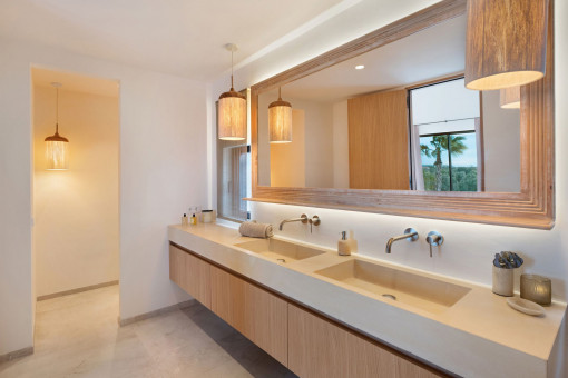 Elegante baño en suite principal