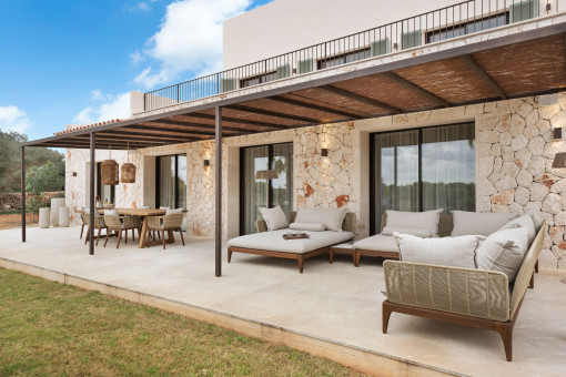 Terraza cubierta con encanto mediterráneo