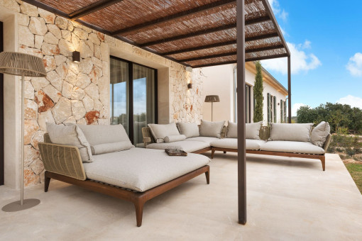 Terraza mediterránea con vistas a la naturaleza