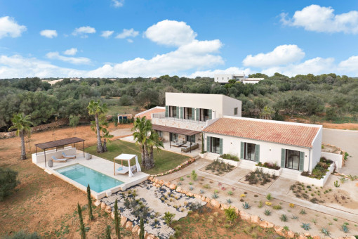 Vista aérea del jardín y la piscina