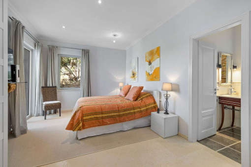 Dormitorio con baño en suite