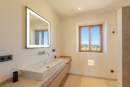 Baño en suite con luz natural