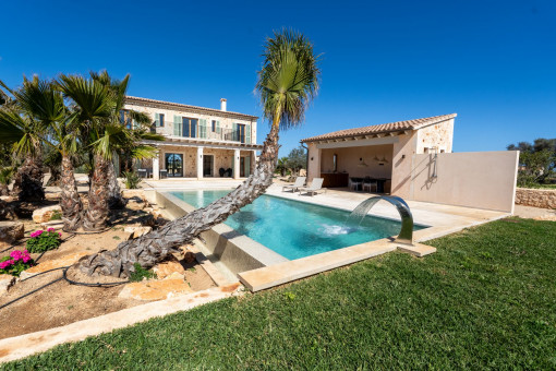 Hermosa zona exterior ajardinadaped outdoor area