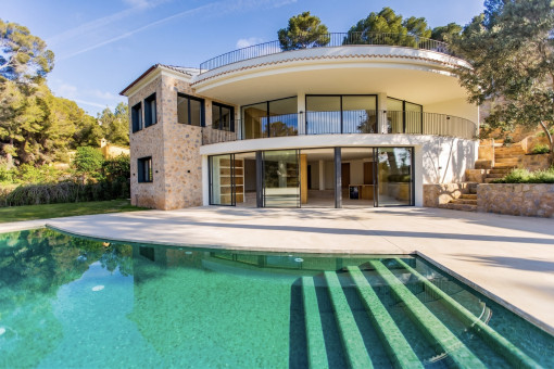Villa moderna en Santa Ponsa con arquitectura clara, estilo de vida mediterráneo y privacidad