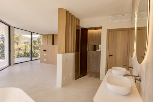 Dormitorio con baño en suite