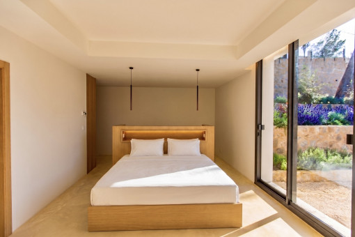 Dormitorio con acceso al jardín
