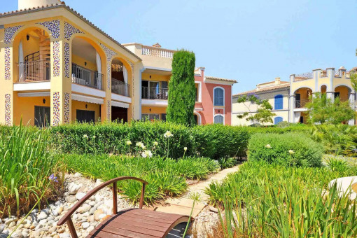 Urbanización con jardín mediterráneo