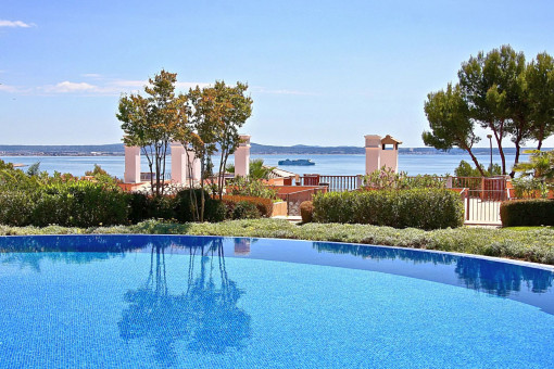 Una de las tres piscinas comunitarias con vistas al mar