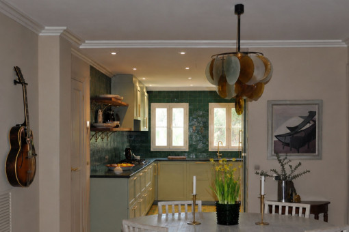 Zona de estar y cocina Miele completamente equipada