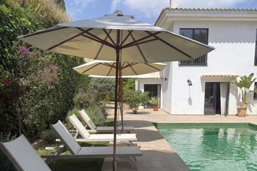 Zona de piscina con ambiente mediterráneo