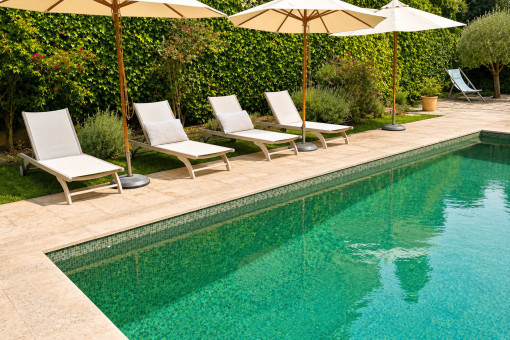 Piscina con terraza-solárium