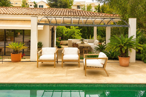 Terraza cubierta con zona lounge