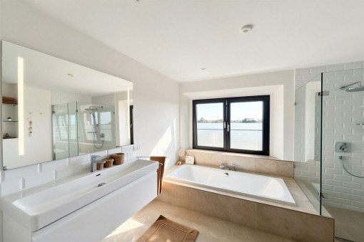 Baño con bañera y ducha