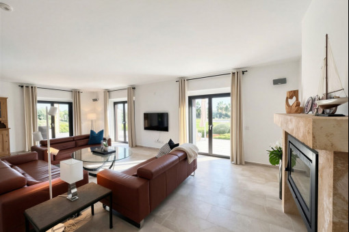 Amplio salón con chimenea
