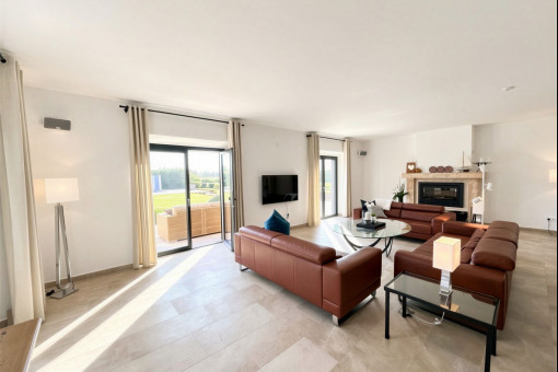 Amplio salón con chimenea