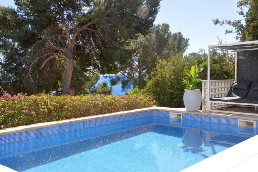 Piscina privada con terraza soleada