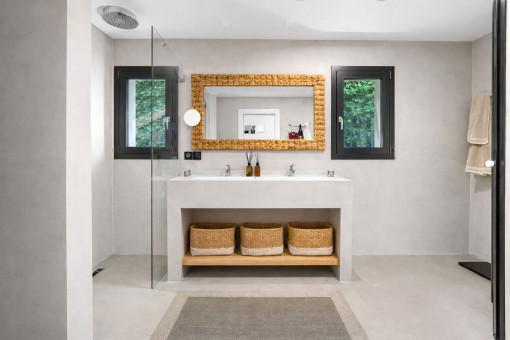 Baño amplio y moderno
