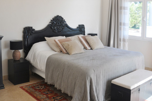 Acogedor dormitorio con ambiente tranquil