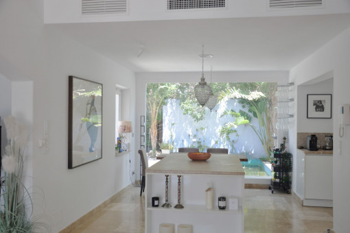 Cocina y omedor abierto con abundante luz natural