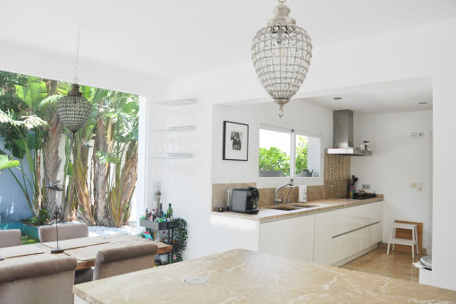 Cocina y omedor abierto con abundante luz natural