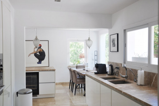 Cocina y omedor abierto con abundante luz natural