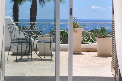 Terraza con vistas al mar y zona lounge exterior