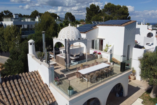 Villa con vistas al mar y arquitectura mediterránea