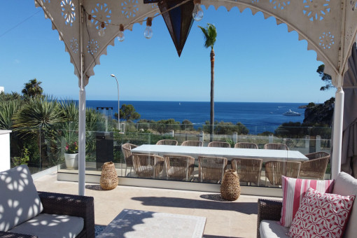 Terraza cubierta con vistas al mar