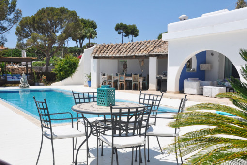 Zona exterior con piscina