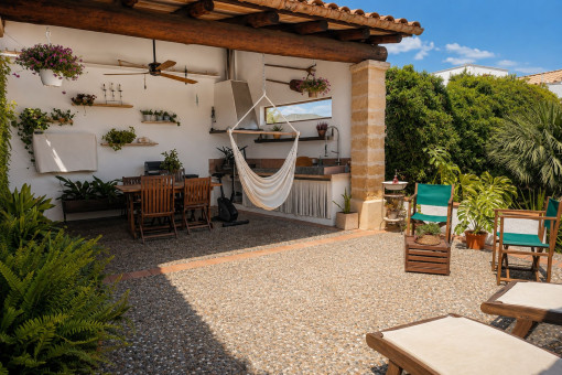 Terraza mediterránea con zona de estar cubierta