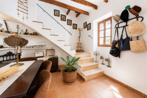 Comedor y escalera a la planta superior