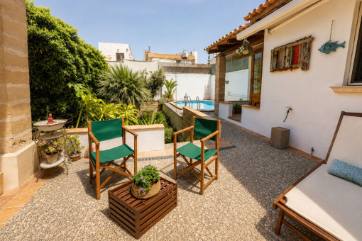 Amplia zona de terraza junto a la piscina privada
