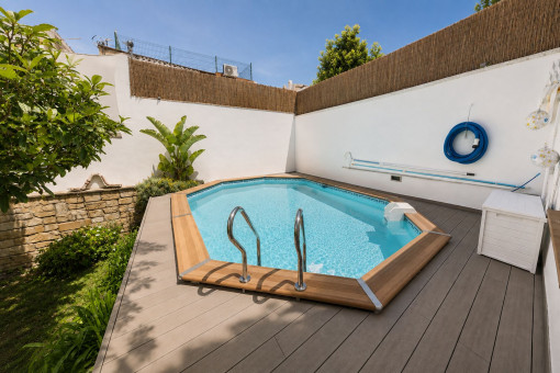 Piscina y terraza solárium