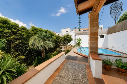 Zona de piscina con jardín contiguo