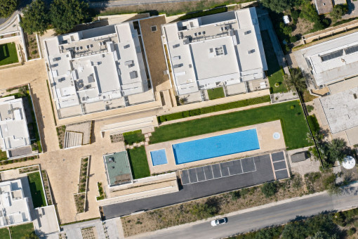 Complejo residencial con piscina a vista de pájaro