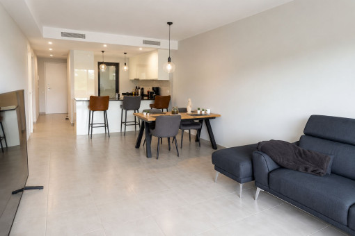 Luminoso salón con cocina abierta