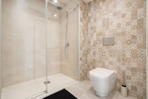 Baño moderno con ducha a ras de suelo