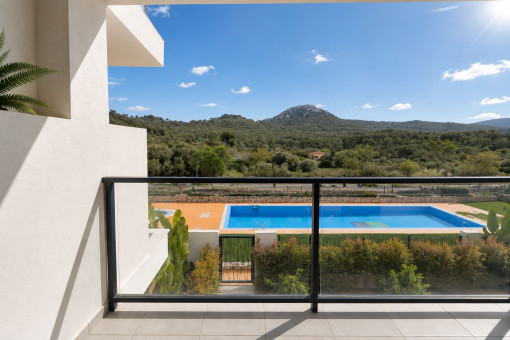 Balcón con vistas a la piscina y al paisaje mallorquín