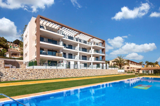 Moderna urbanización con piscina comunitaria