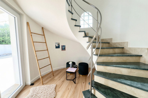 Elegante escalera de caracol