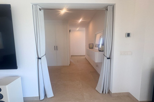 Paso del salón a los dormitorios