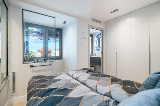 1. Dormitorio con baño en suite