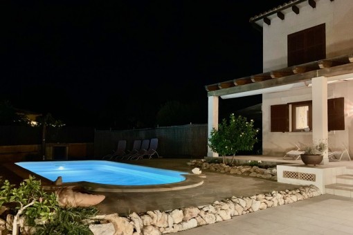 Área de piscina durante la noche