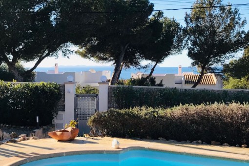 Piscina y vistas al mar
