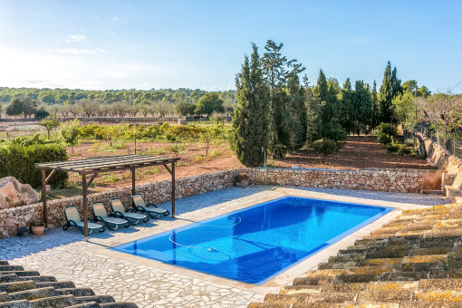 Hermosas vistas a la piscina y al campo
