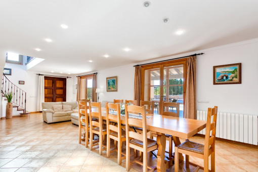 Salón-comedor abierto con acceso a la terraza