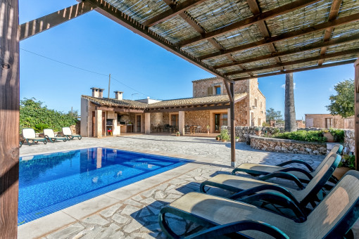 Zona de estar cubierta al lado de la piscina